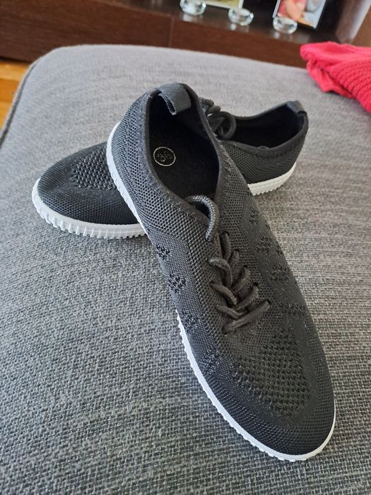 Sapatilhas novas, em lona