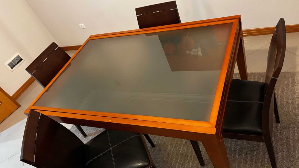 Mesa de sala em madeira de cerejeira maçiça com 5 cadeiras em vangué