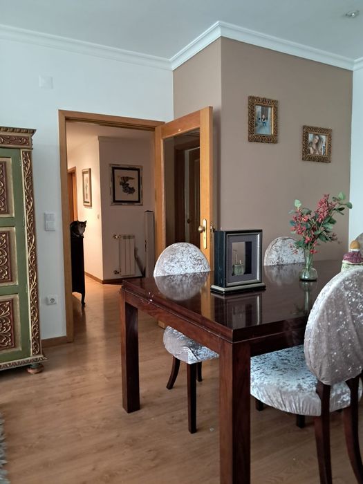 Vendo excelente T2 com garagem e 2 elevadores  em Santa Marinha, em frente ao apeadeiro  de comboio de Coimbrões