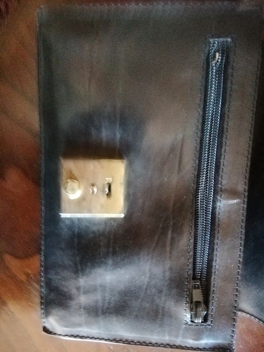 Mala para documentos em pele.