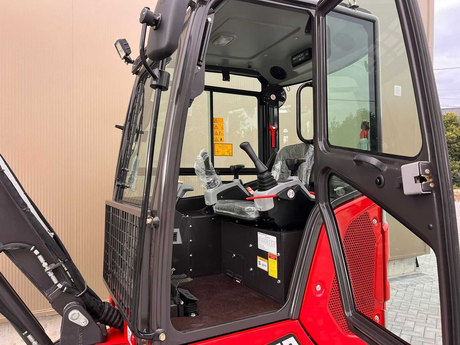 Mini Giratoria Rhinoceros xn28 c Motor Kubota