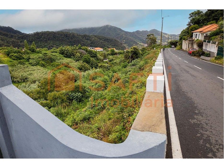 Vende-se terreno urbanizável em Machico.