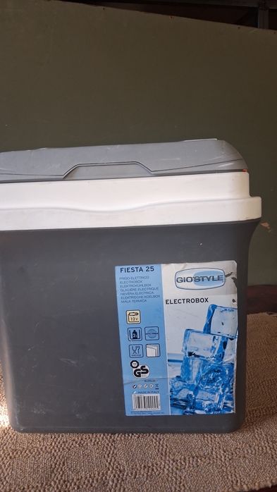 Автомобільний холодильник.