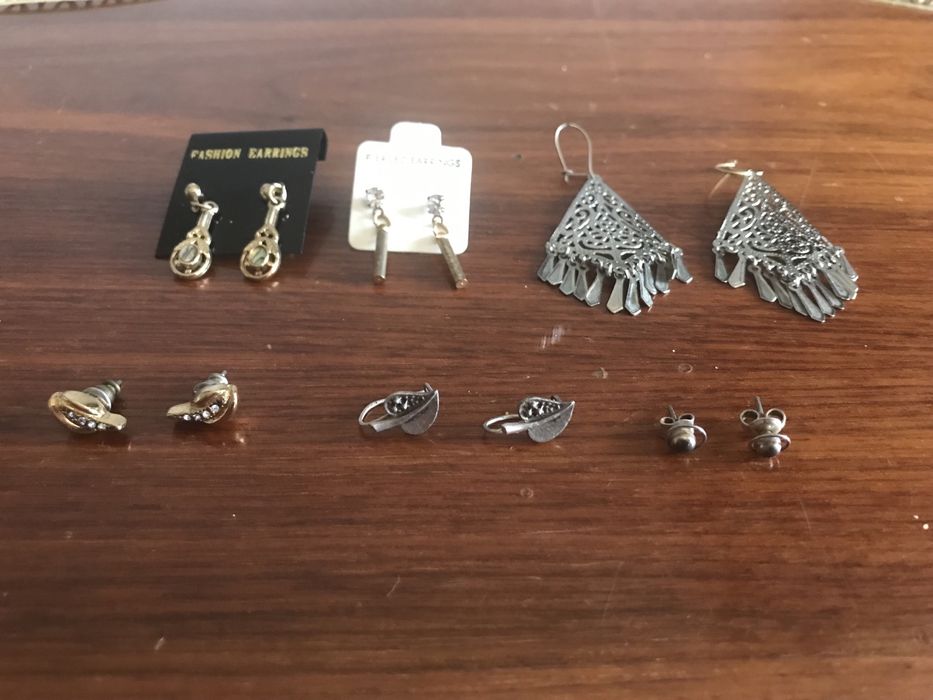 Kolczyki i klipsy - metal. Za całość 30 zł.