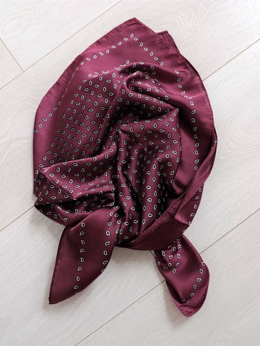 Bordowa burgundowa  apaszka z białymi cętkami unisex