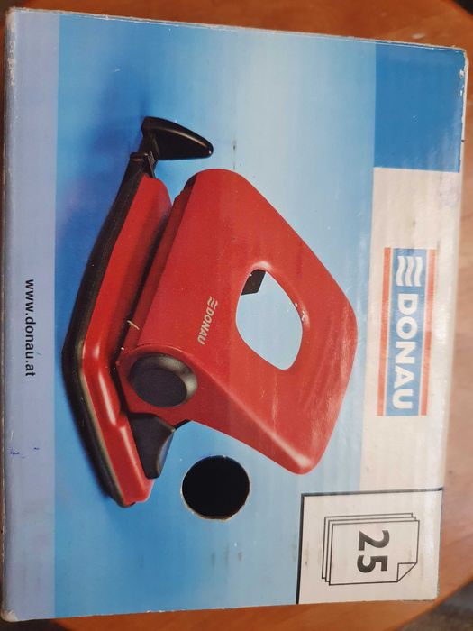 Dziurkacz do papieru. Nowy.