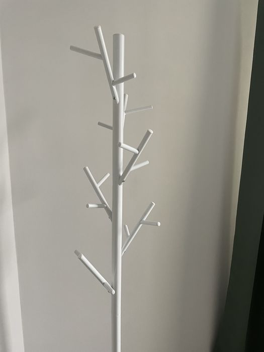 Biały wieszak stojacy