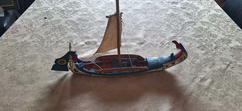 Miniatura artesanal de um barco moliceiro, a tradicional embarcação da Ria de Aveiro.