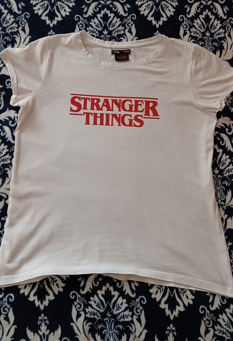 t-shirt biały z napisem stranger things