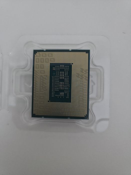 Intel Core i5-12400F + cooler box