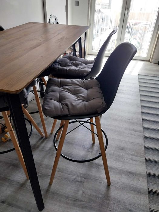 Mesa de Bar/Cozinha com 2 cadeiras altas de bar