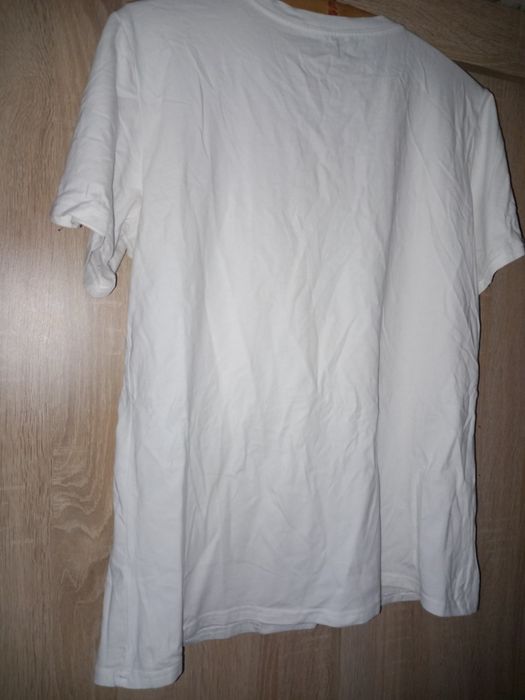 Biala bluzka z ozdobą