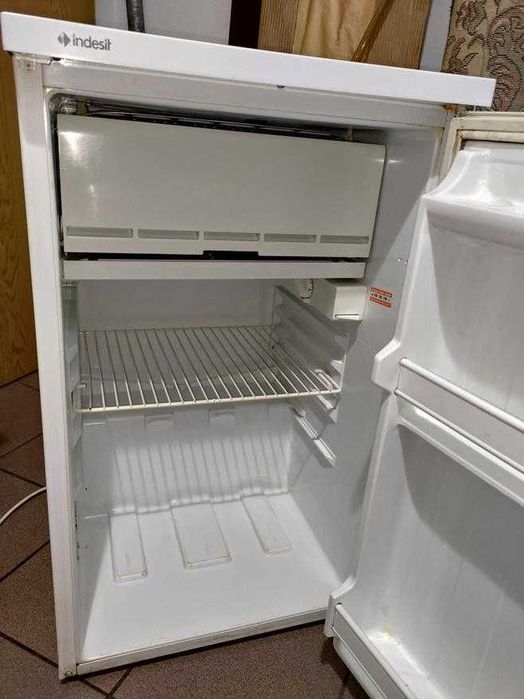 Lodówka Indesit mała na wysokość blatu ( uszkodzona )