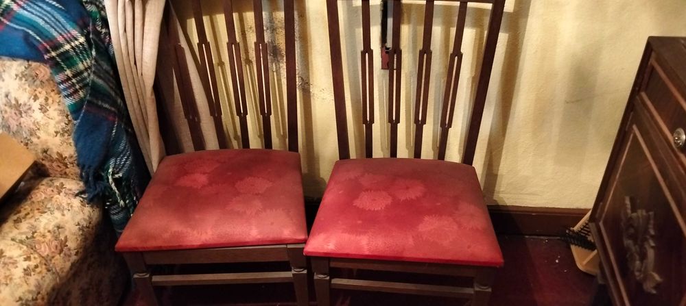 Estante de sala com mesa e cadeiras