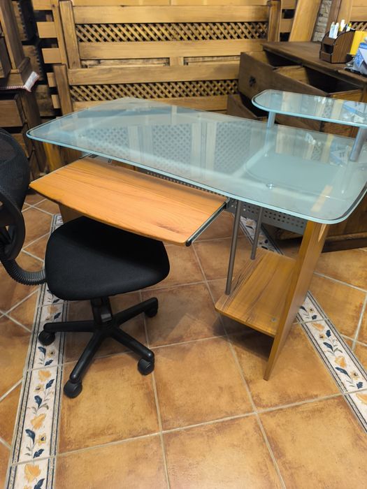 Secretaria com cadeira de escritório