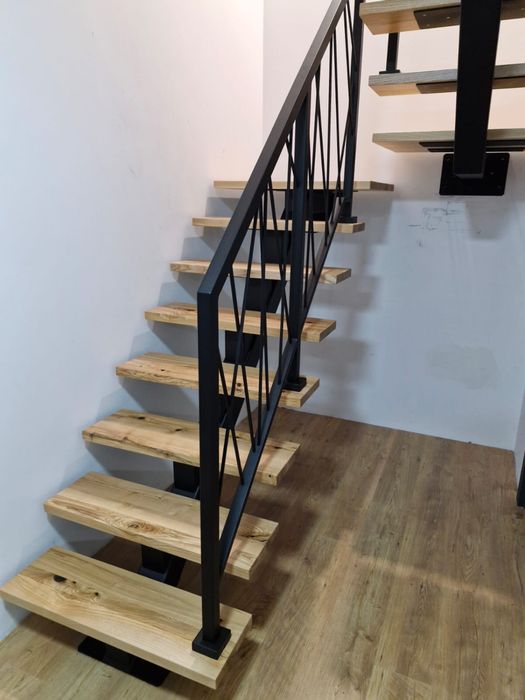 Schody metalowe na belce centralnej,schody loft ,nowoczesne,wewnętrzne