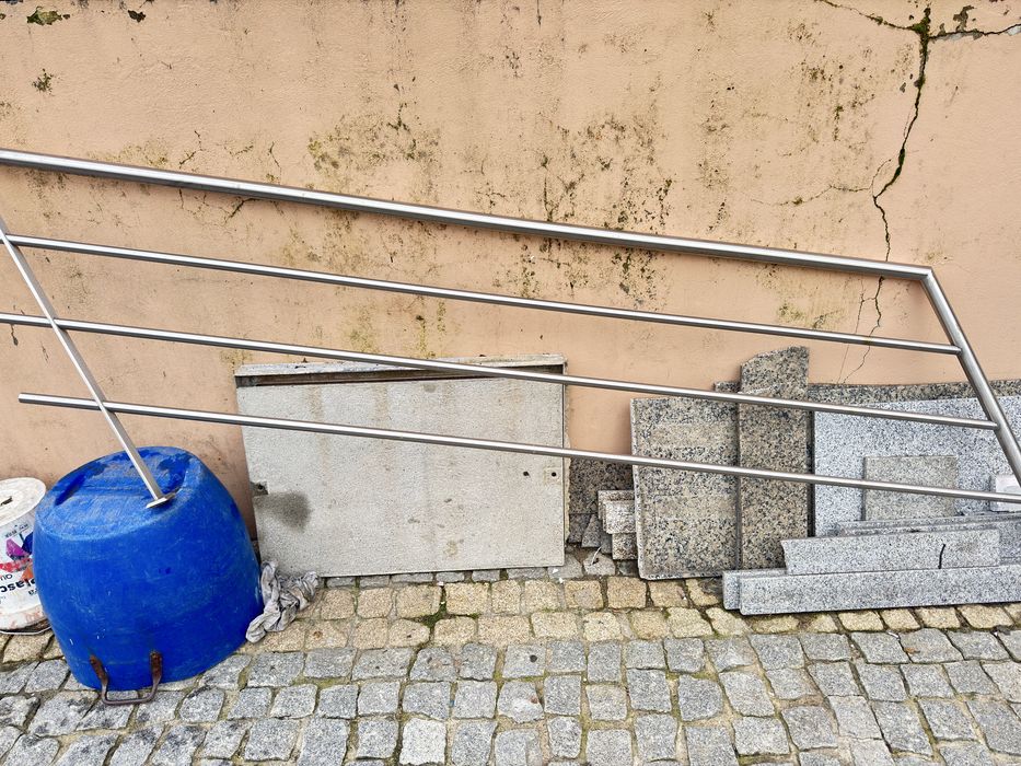 Grades em inox , portao grande e portao pequeno e grade em ferro