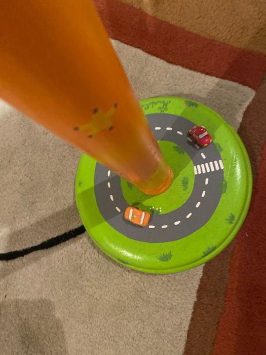 Cabide de pé em madeira pintada para quarto de criança