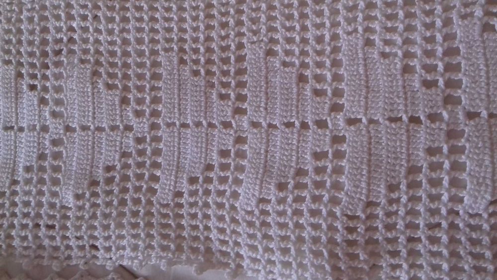 Paninhos de croche brancos feitos à mão