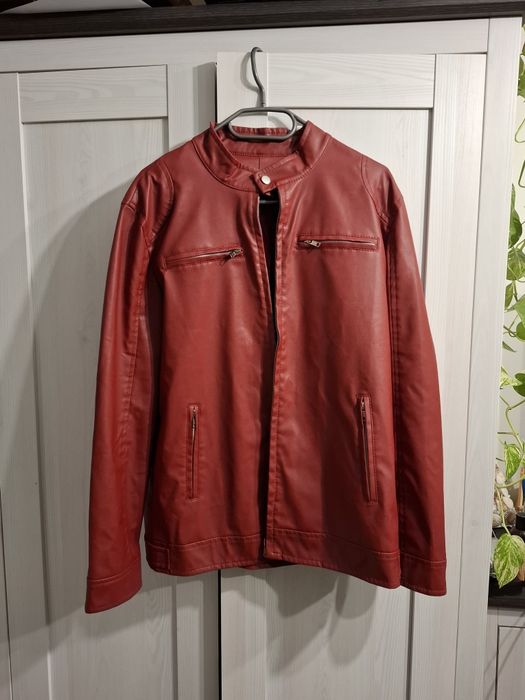 Czerwona męska kurtka skórzana