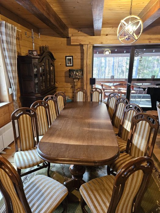 Stół dębowy + 12 krzesła + obrusy