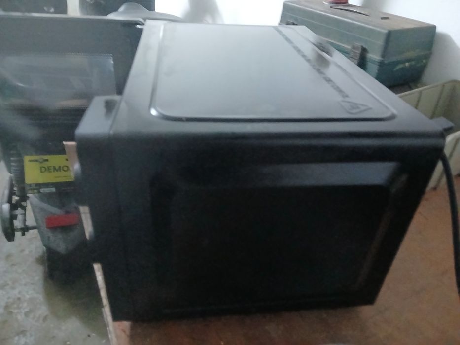 microondas no estado que se encontra-se nas fotografias