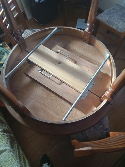 Mesa de Jantar Redonda Extensível em Madeira + 4 Cadeiras Estofadas