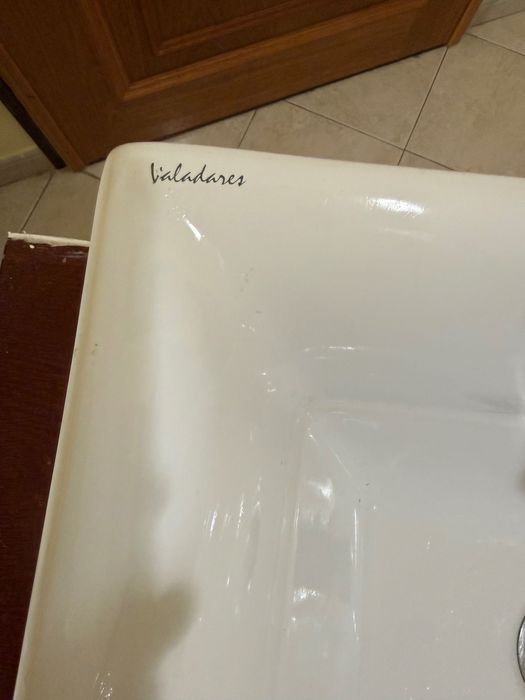 Lavatório com torneira