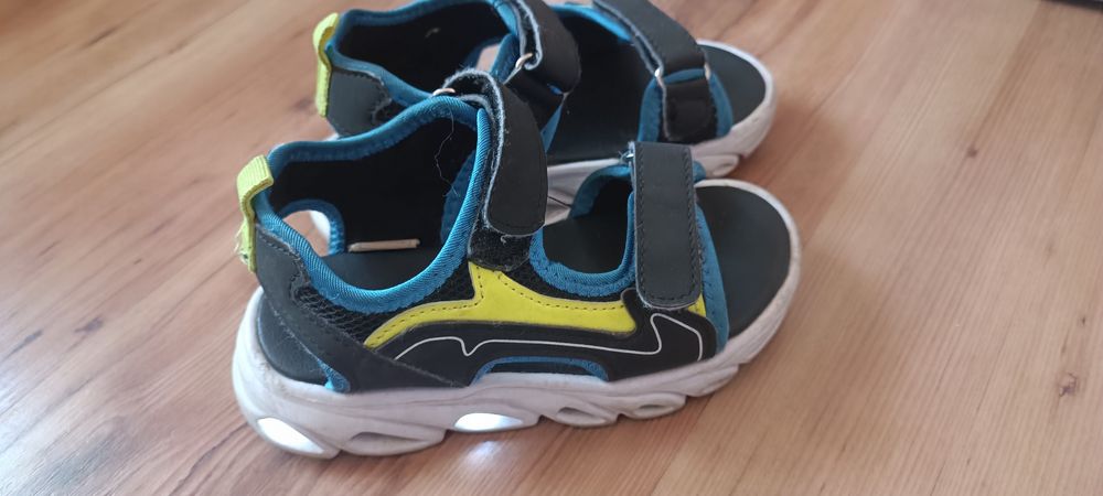 На дівчинку.    .