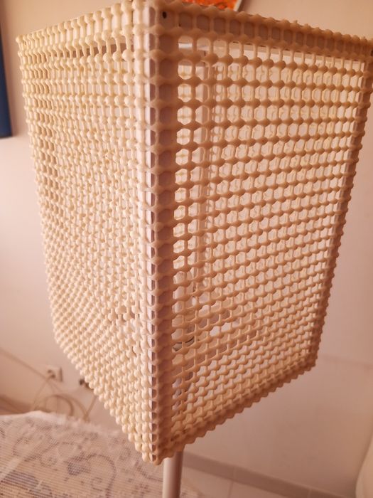 RESERVADO Candeeiro branco de pé alto.