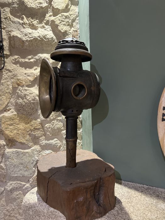 Lanterna Antiga com base em madeira para decoração