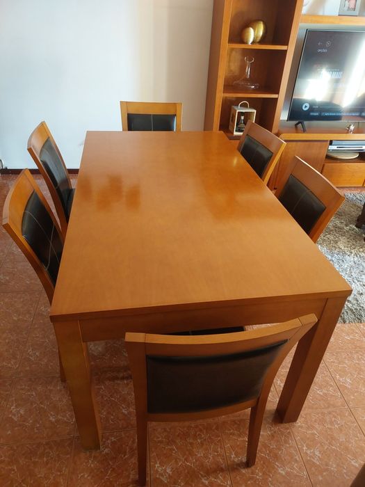 Mesa Extensível Sala Jantar em Madeira Maciça -  com 6 Cadeiras.