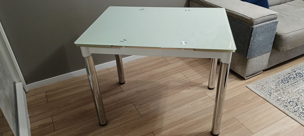 Szklany stół rozkładany