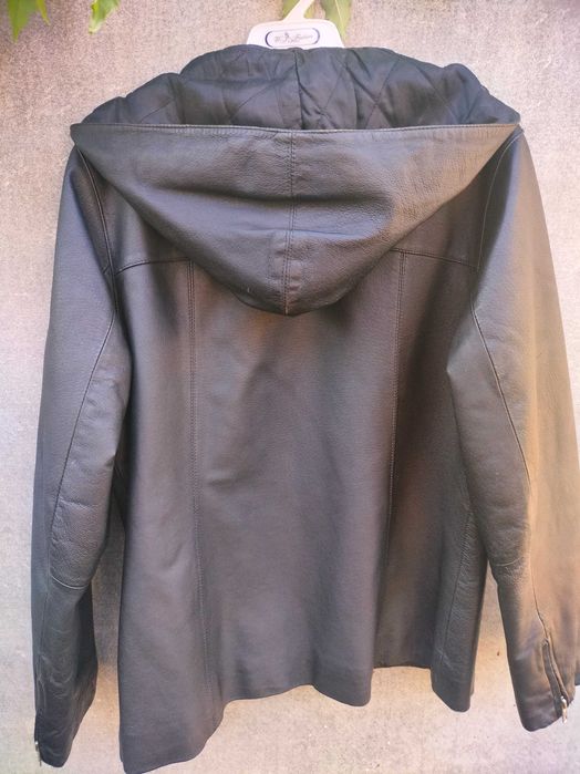 Куртка чорного кольору з натуральної шкіри з капюшоном, утеплена.