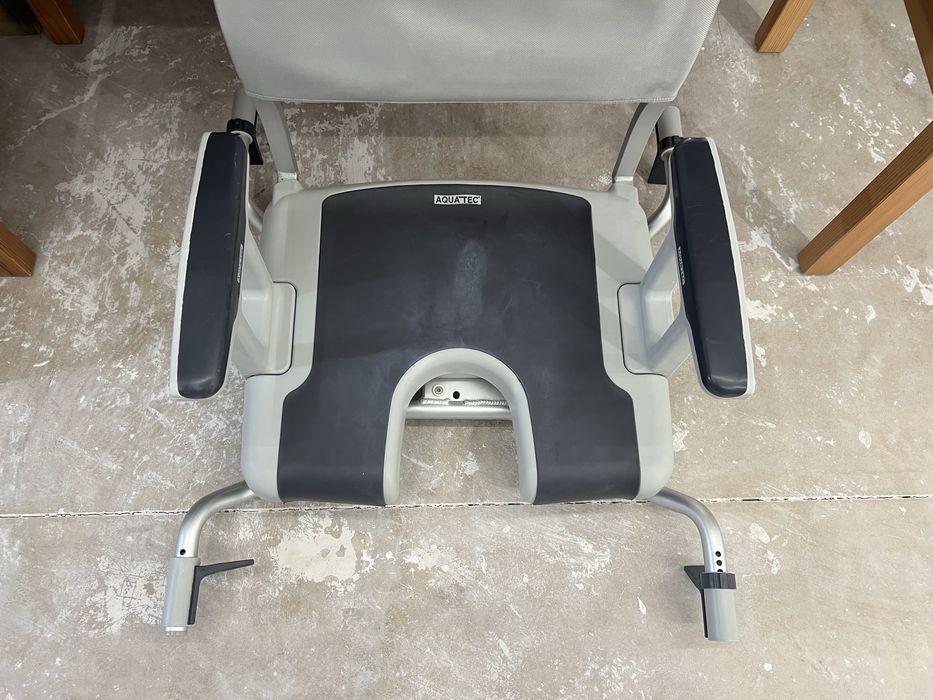Cadeira de Banho Aquatec Ajustável Idosos / Mobilidade Reduzida