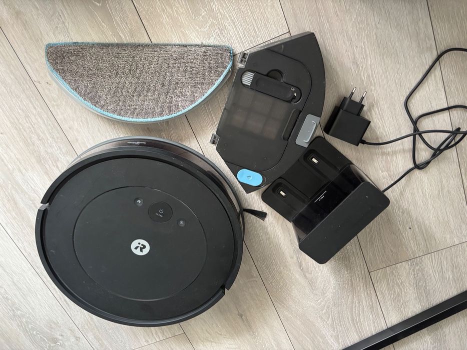 Robot sprzątający IROBOT Roomba Combo Essential Y011240 Czarny
