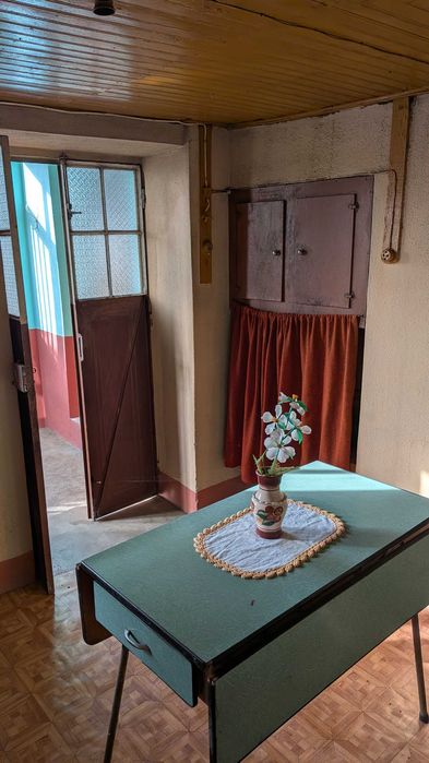 Vende-se moradia rústica para ganhar uma nova vida...