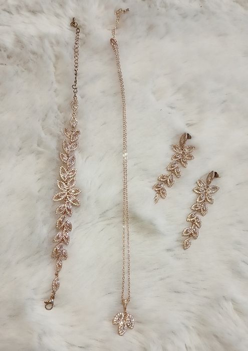 Biżuteria ślubna z ozdobą do włosów różowe złoto