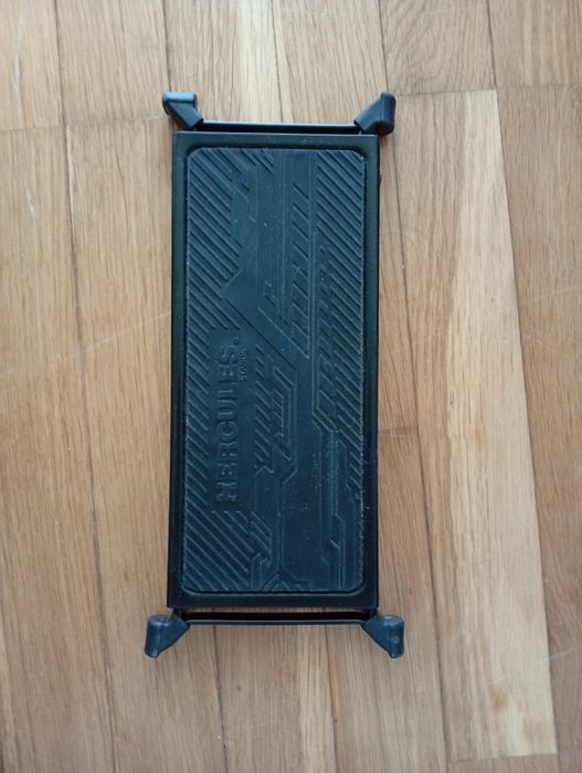 apoio de pé para guitarra da marca Hercules, modelo FS100B de 5 ângulos