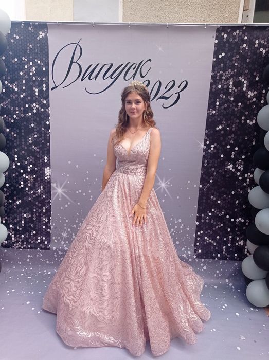 Випускна сукня,підходить на розмір 42-44,