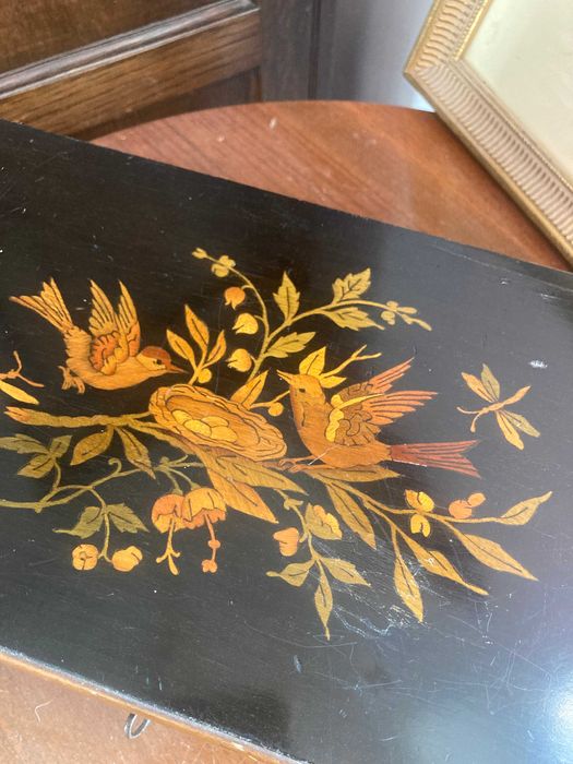 Szwedzkie drewniane pudełko na biżuterię lub drobiazgi z 1880 r.