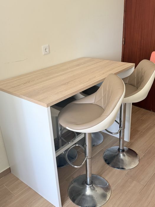 Mesa Bancada de cozinha  com 4 cadeiras elevatorias