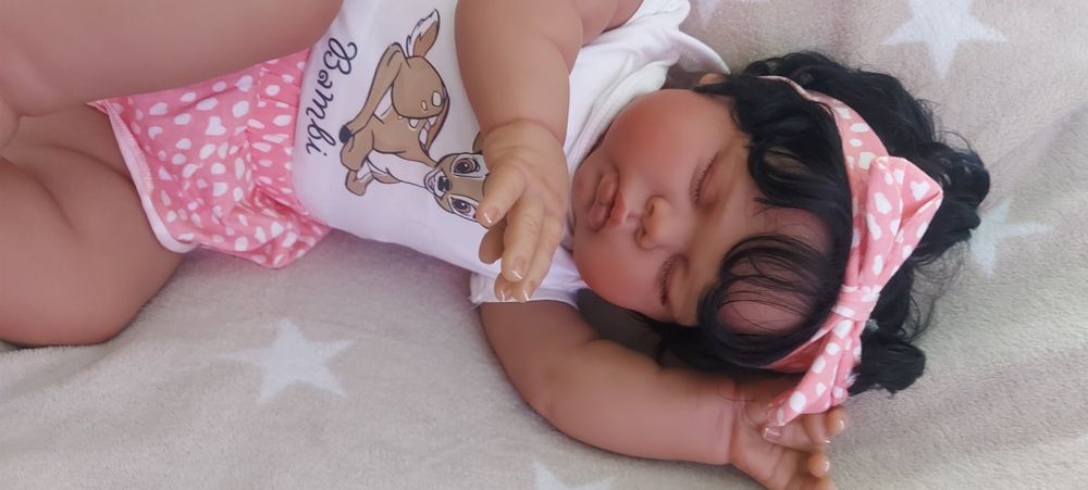 Bebe Reborn Menina cabelo Preto 60 cm  Kit Pickle com enxoval