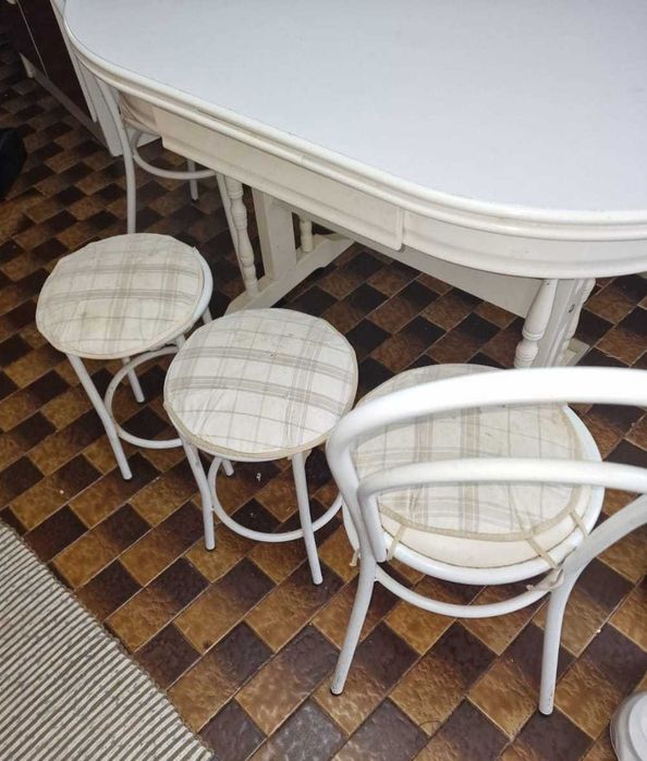 Mesa de cozinha extensível, 4 bancos e 2 cadeiras