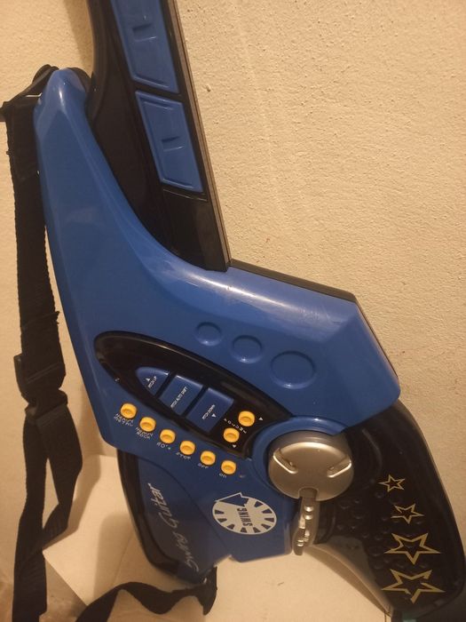 Vendo guitarra de criança, funcionando a pilhas.