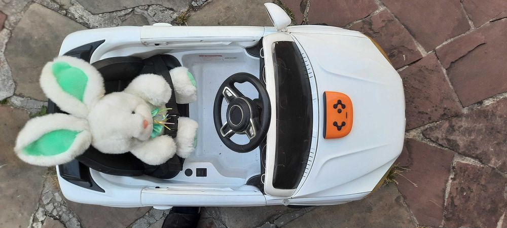 Дитячий електромобіль створений у стилі автомобіля BMW