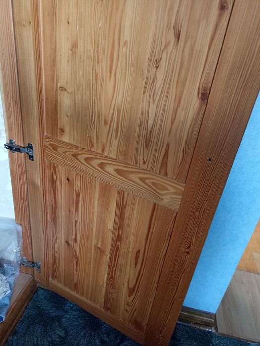 Drewniane sosnowe drzwi do szafy
