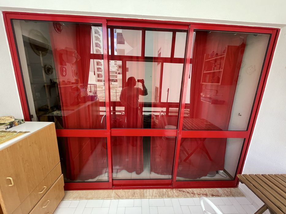 Portas de aluminio e vidro com caixilharia