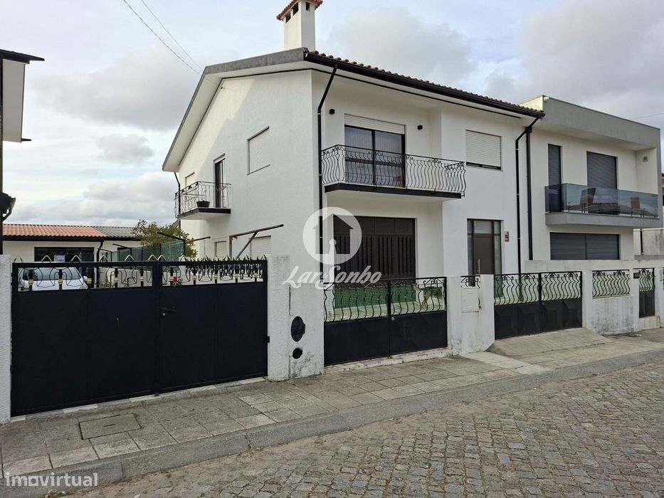 Moradia com 3 quartos e Garagem para 2 Carros a 450m do Metro de Mo...