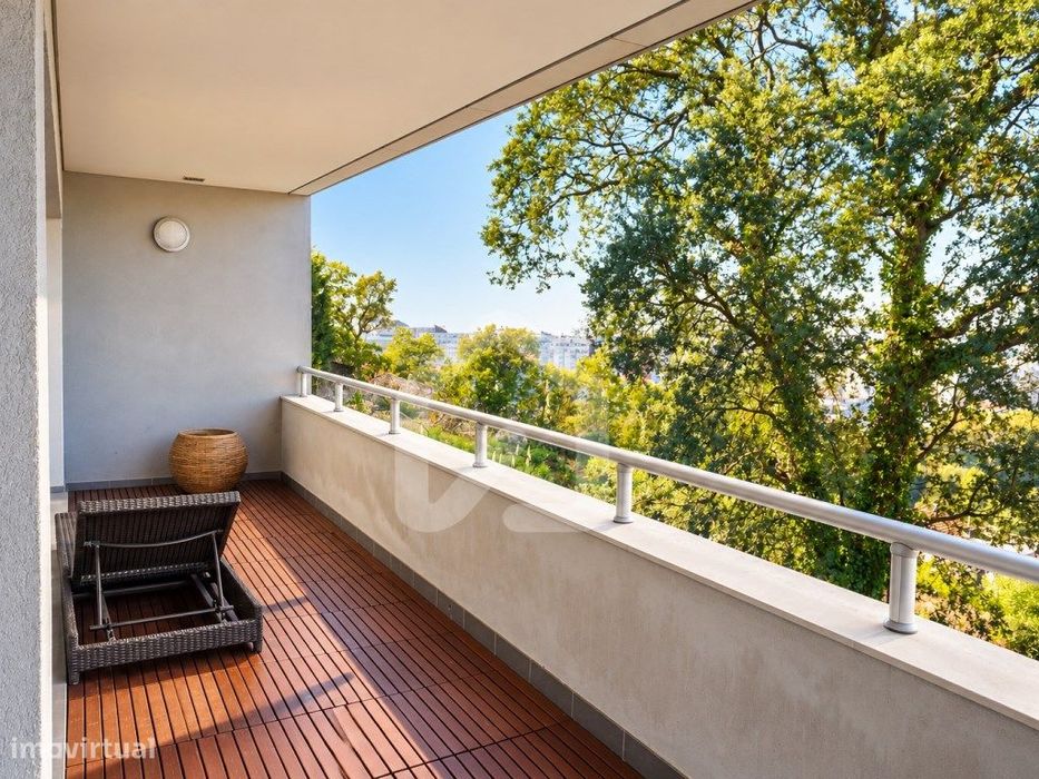 Apartamento T2 - Mobilado com 2 Lugares de Garagem